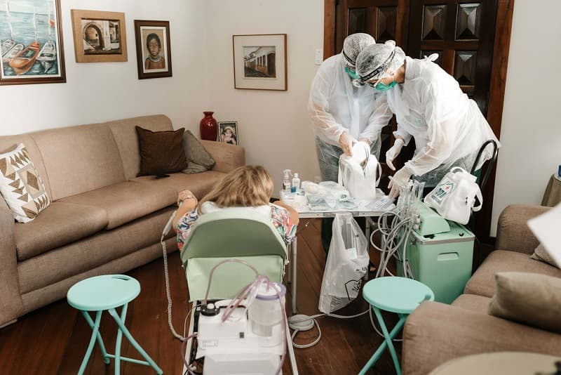 Equipe da Home Dental Care preparando consultório odontológico portátil em residência
